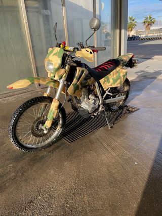 Moto estilo trial/enduro camuflaje
