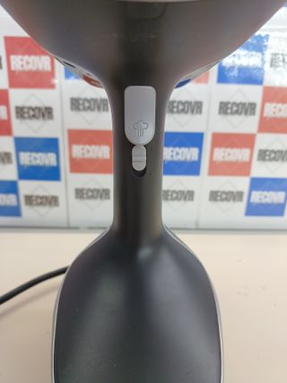 Plancha vertical 1600W elimina arrugas y olores – Rowenta