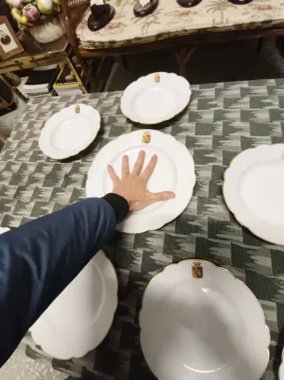 Vajilla de porcelana escudo heráldico corona conde