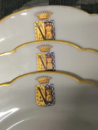 Vajilla de porcelana escudo heráldico corona conde
