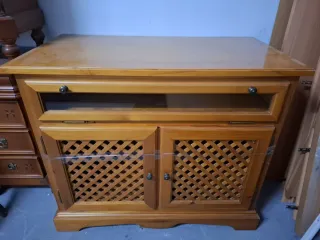 Mueble auxiliar de madera con puertas