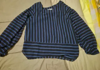 Blusa de rayas azul y negra