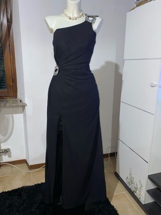 Abito lungo nero monospalla con gioiello