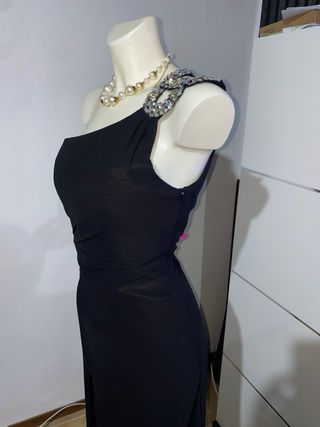 Abito lungo nero monospalla con gioiello
