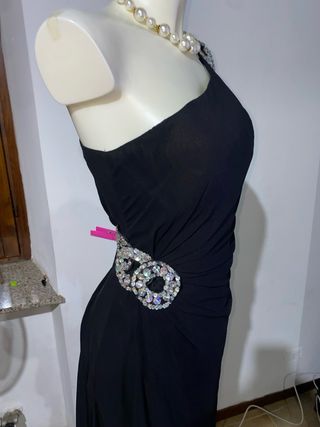 Abito lungo nero monospalla con gioiello