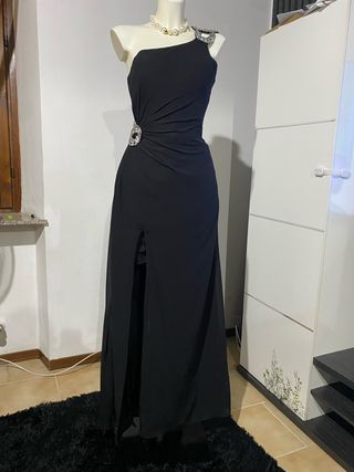 Abito lungo nero monospalla con gioiello
