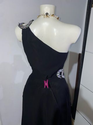 Abito lungo nero monospalla con gioiello