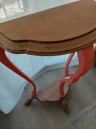 Consola antigua restaurada salmón y madera
