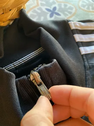 Chaqueta deportiva Adidas negra