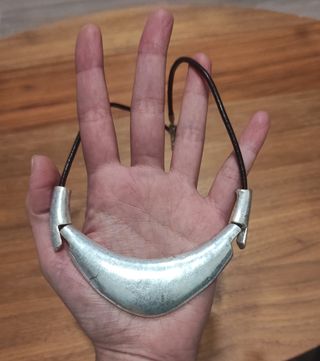 Collar plateado y negro