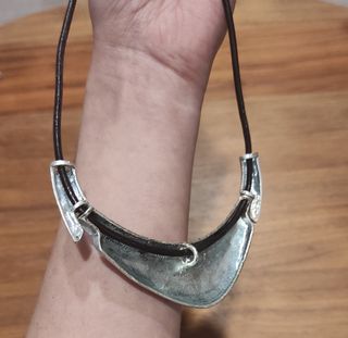 Collar plateado y negro