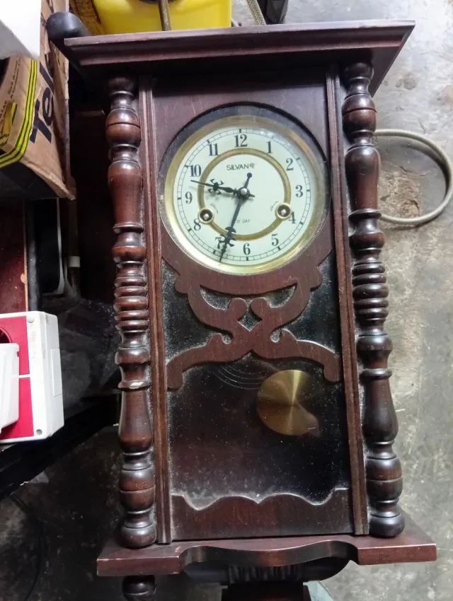 Reloj de pared antiguo de madera