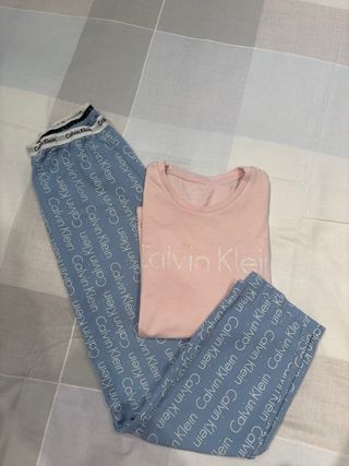 Pijama Calvin Klein niña azul y rosa.