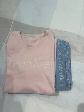Pijama Calvin Klein niña azul y rosa.