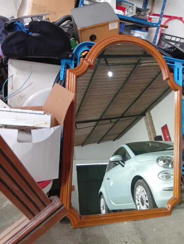 Espejo de madera marrón