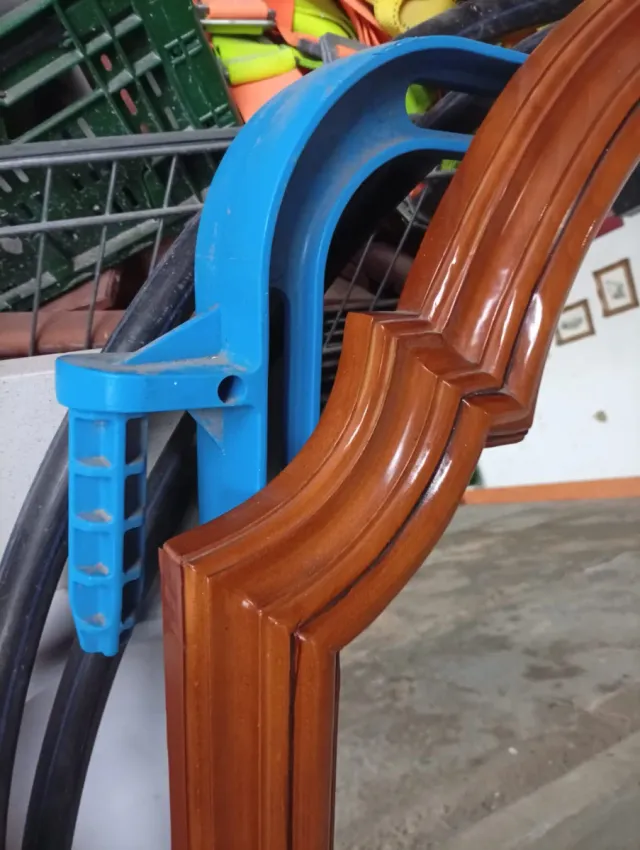 Espejo de madera marrón