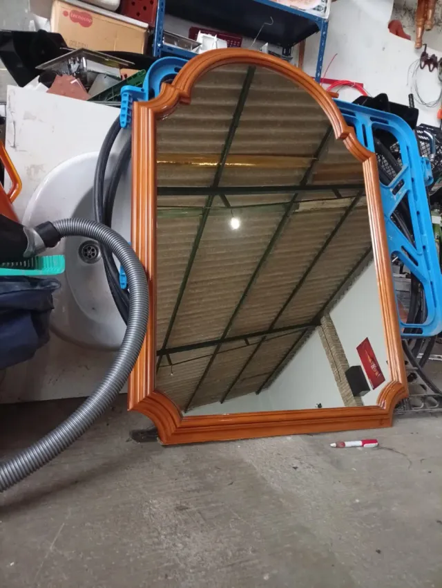 Espejo de madera marrón