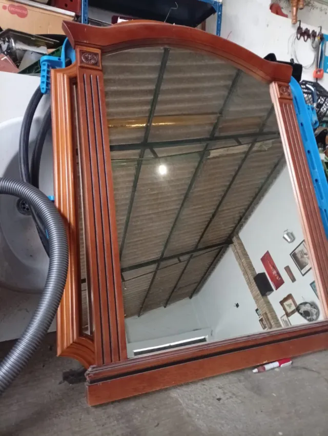 Espejo de madera marrón