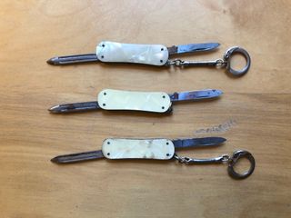 Vecchi piccoli coltelli ad uso portachiavi