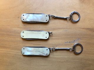 Vecchi piccoli coltelli ad uso portachiavi