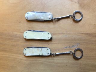 Vecchi piccoli coltelli ad uso portachiavi