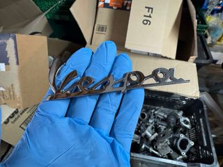 Anagrama cromado Vespa