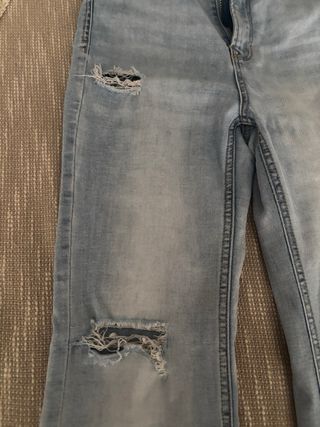 Jeans Stradivarius campana rotos