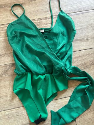 Body verde satinado con lazada