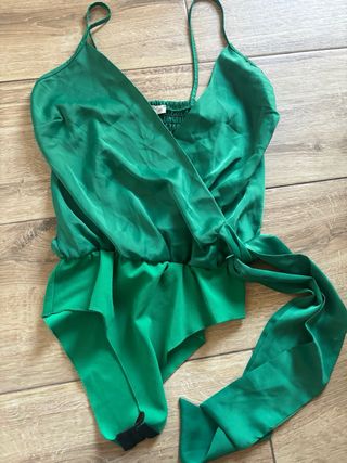 Body verde satinado con lazada