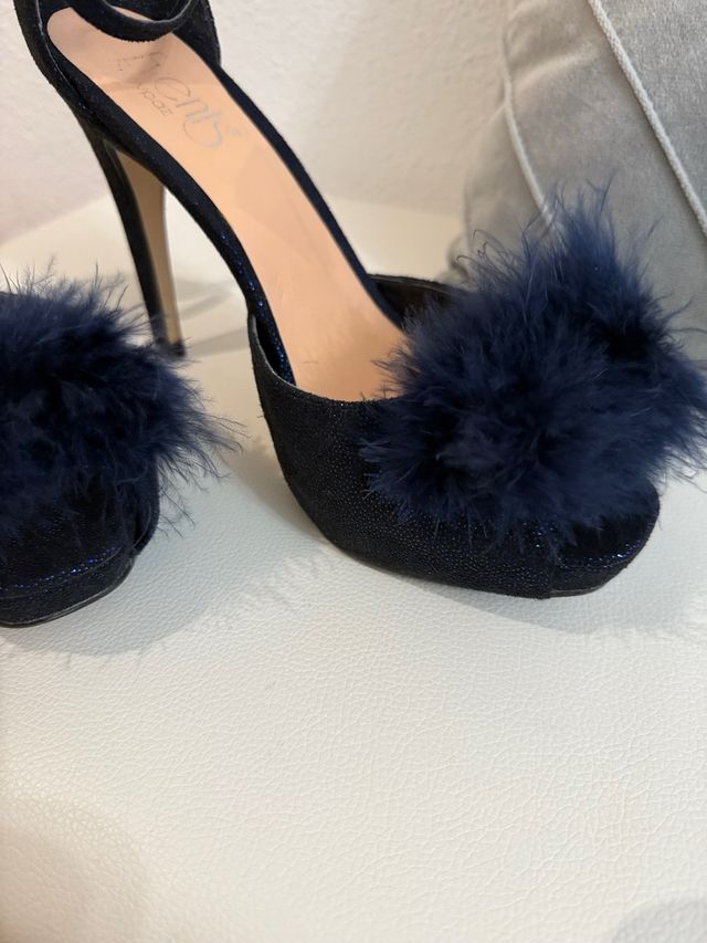 Zapatos de fiesta brillo con plumas