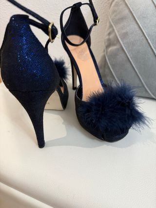 Zapatos de fiesta brillo con plumas