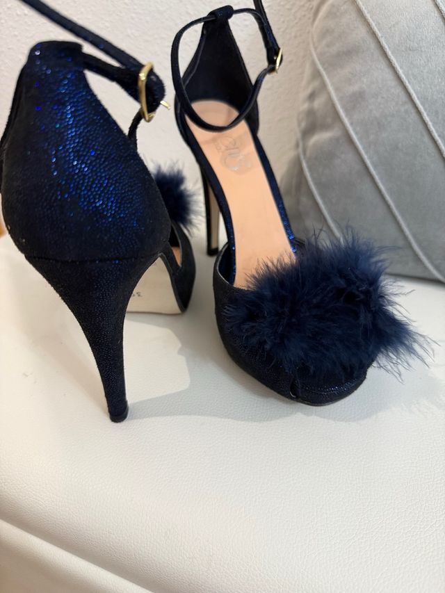 Zapatos de fiesta brillo con plumas