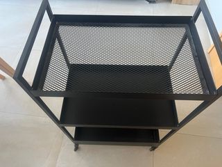 Carro auxiliar metálico negro con ruedas