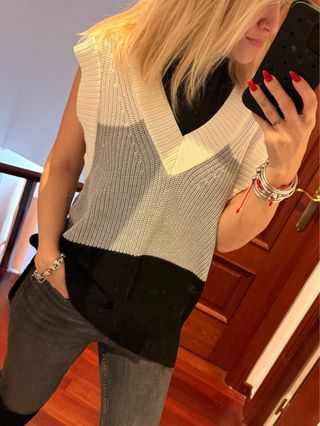 Chaleco tricolor oversize – blanco, gris y negro |