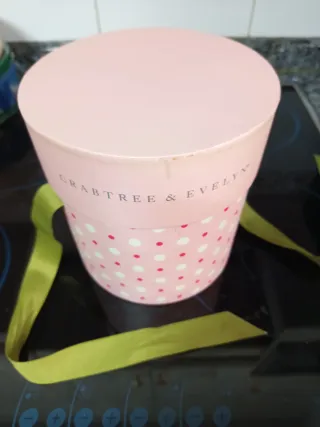 Caja regalo Crabtree & Evelyn rosa lunares