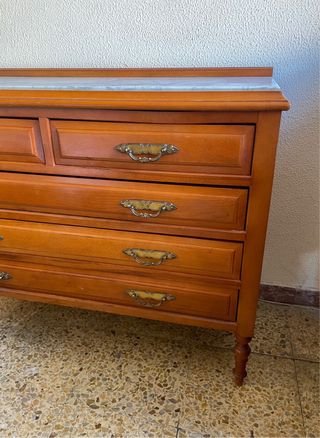 Cómoda de madera y mármol