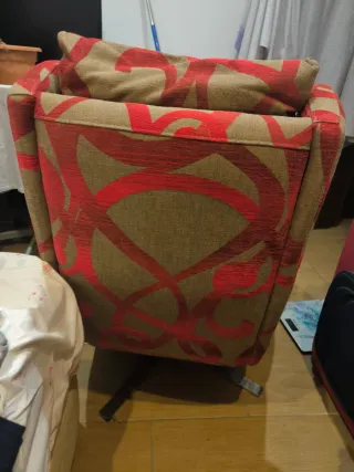 Sillón estampado rojo y marrón