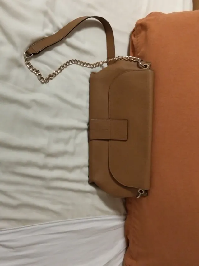 Bolso marrón con cadena