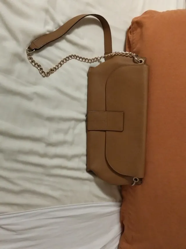Bolso marrón con cadena