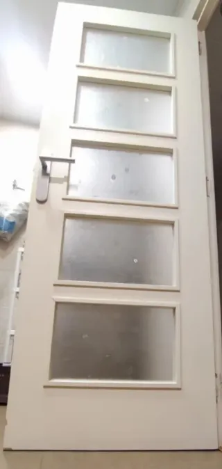 Puerta blanca con 5 cristales