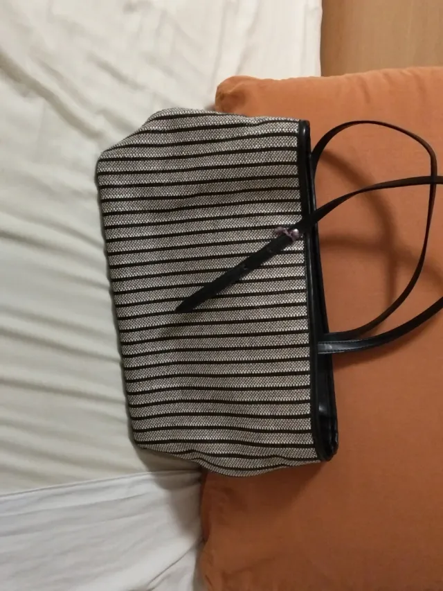 Bolso de hombro rayas plata y negro