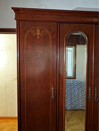 Armario de madera antiguo