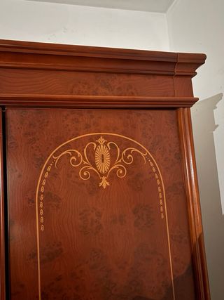 Armario de madera antiguo