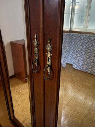 Armario de madera antiguo