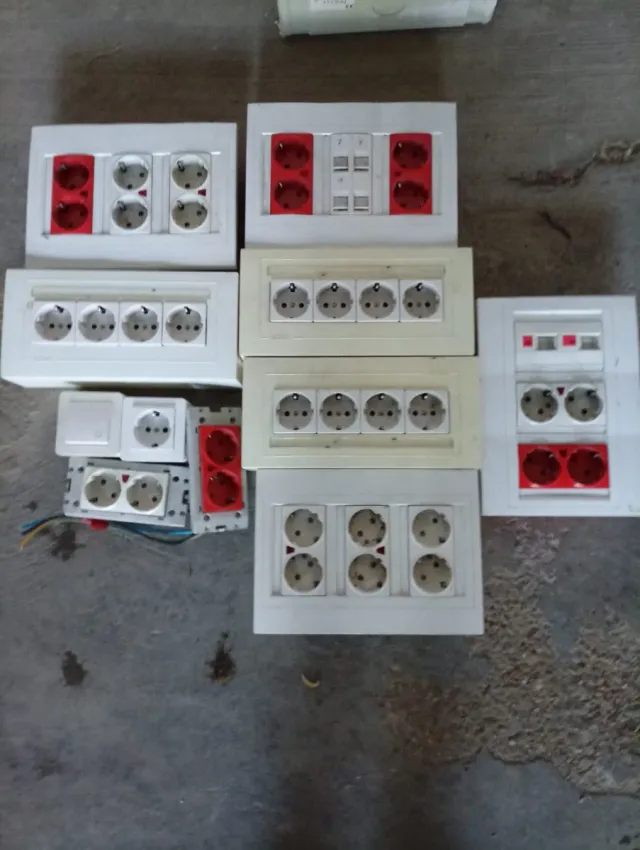 Lote de enchufes y tomas de corriente