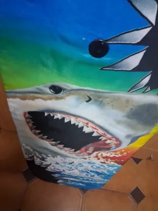 Tabla de surf tiburón para olas pequeñas.