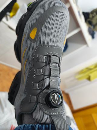 Zapatos de seguridad grises con detalles amarillos