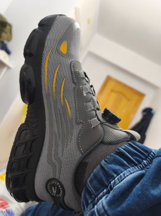 Zapatos de seguridad grises con detalles amarillos