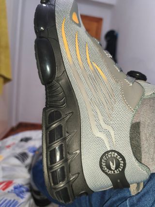 Zapatos de seguridad grises con detalles amarillos