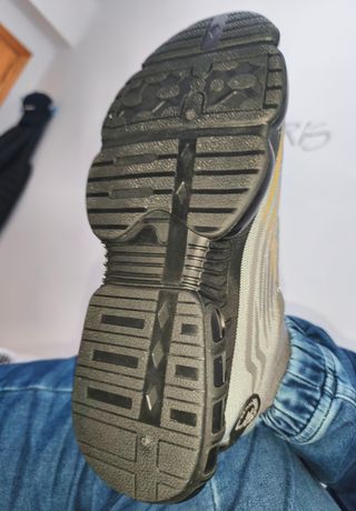 Zapatos de seguridad grises con detalles amarillos